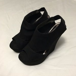 Madden Girl Size 7 Black Peep Toe Platform Wedges
